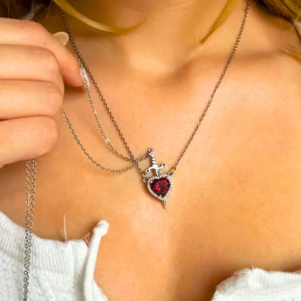 Collar corazón y espada / Envío gratis a todo el Perú